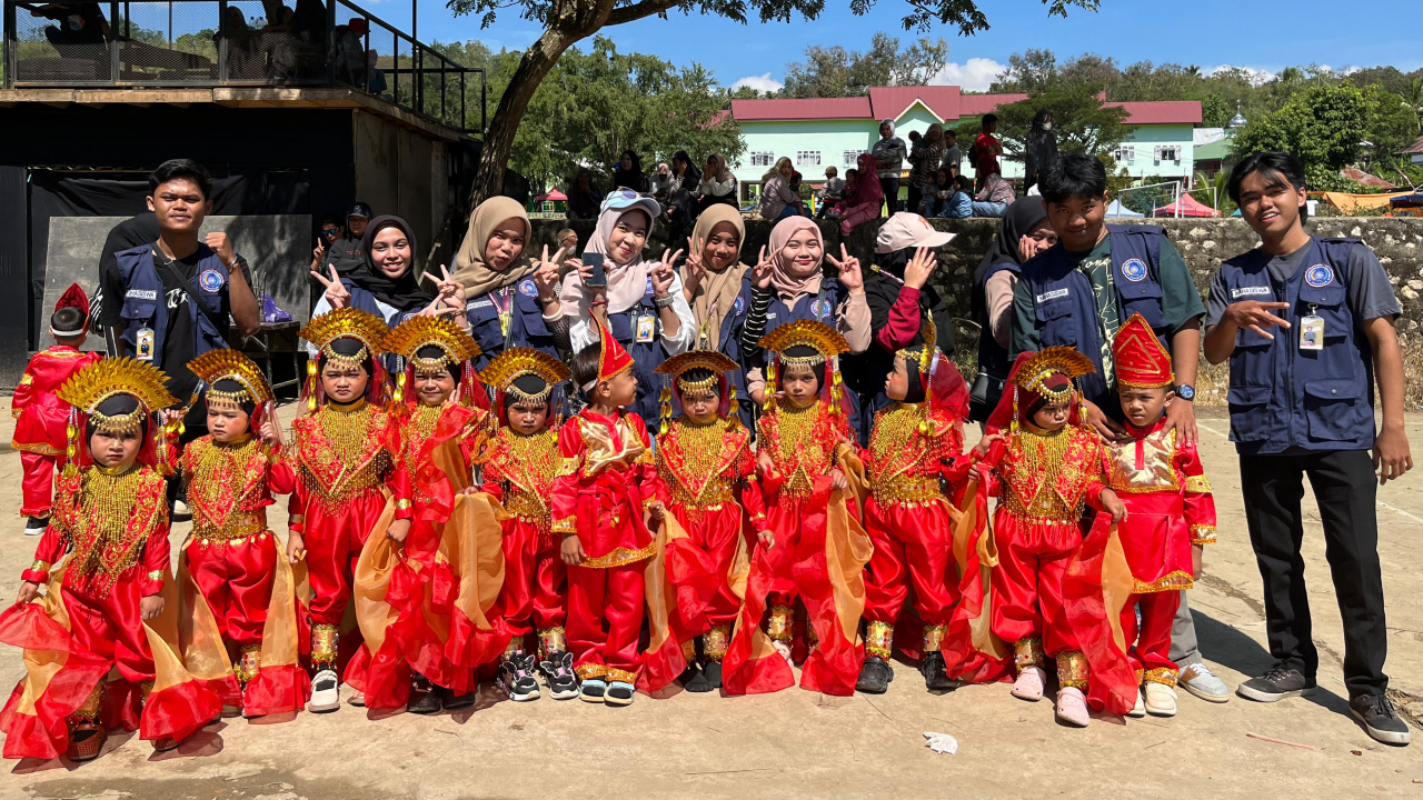 Anak-Anak Desa Banti Tampil Memukau di Karnaval 17 Agustus dengan Busana Adat Merah Emas