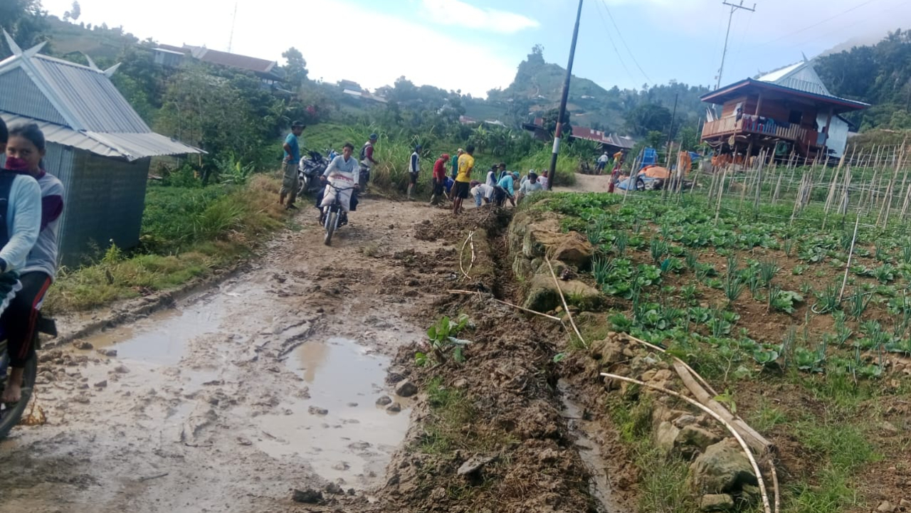 Warga Desa Pandung Batu Enrekang Gelar Kerja Bakti Drainase