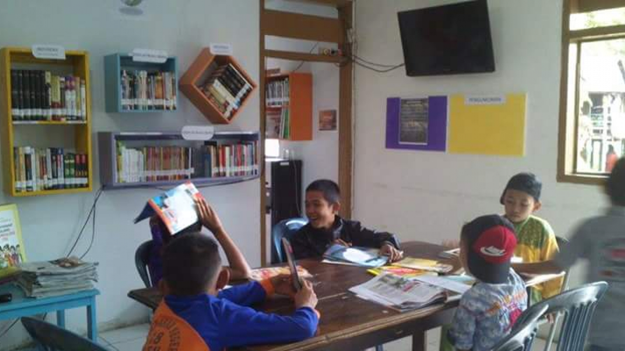 Mengembangkan SDM Desa Bambapuang Lewat Perpustakaan
