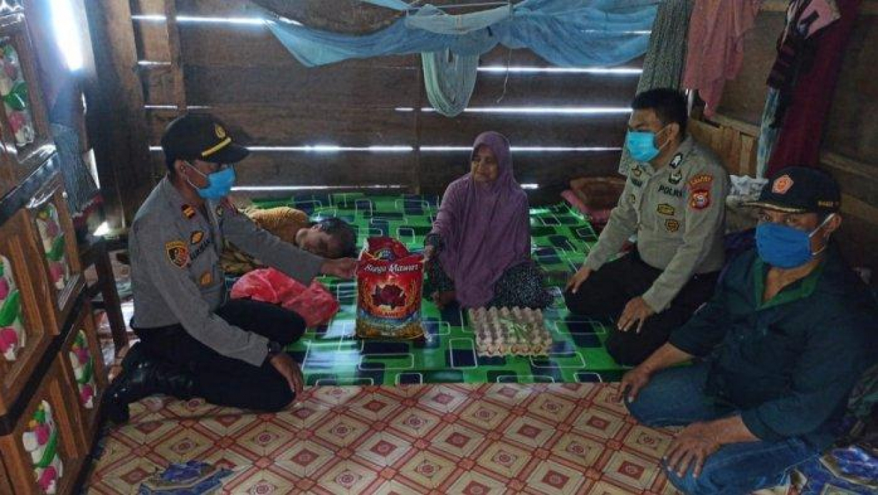 Kapolsek Anggeraja Polres Enrekang Bagikan Sembako ke Warga Kurang Mampu di Desa Mindatte