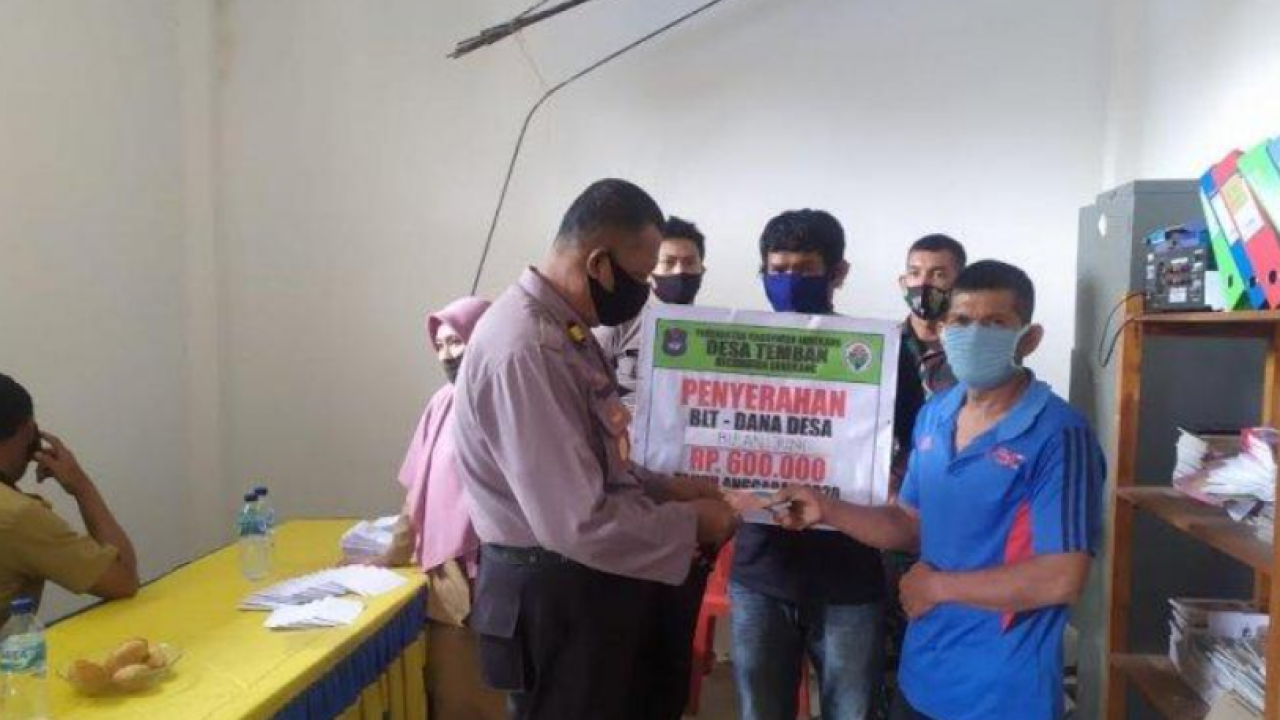 Kapolsek Enrekang Salurkan BLT-DD Tahap III Bagi 90 KK di Desa Temban