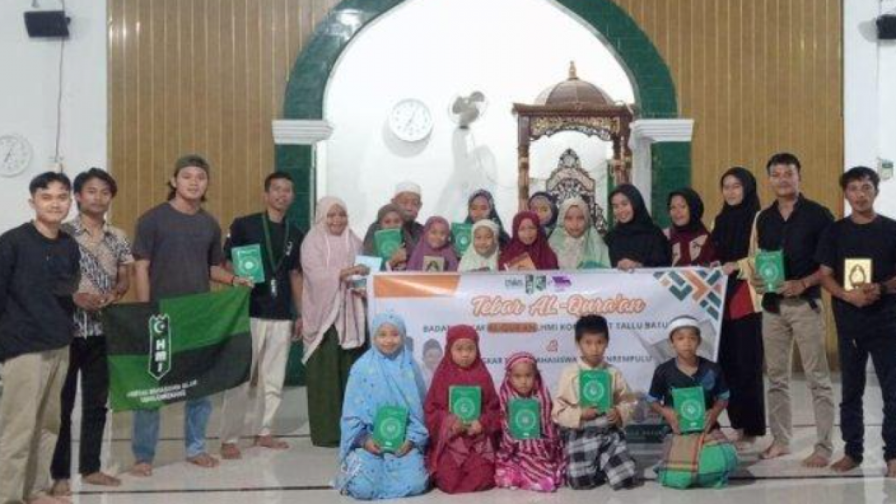 Jelang Ramadhan, HMI Salurkan Ratusan Al-Qur'an di Enrekang
