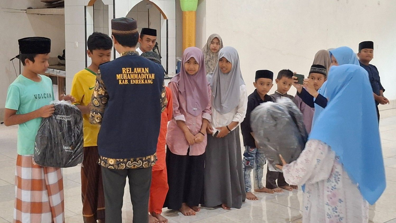 Penyaluran Bantuan dari LASIZMU Enrekang