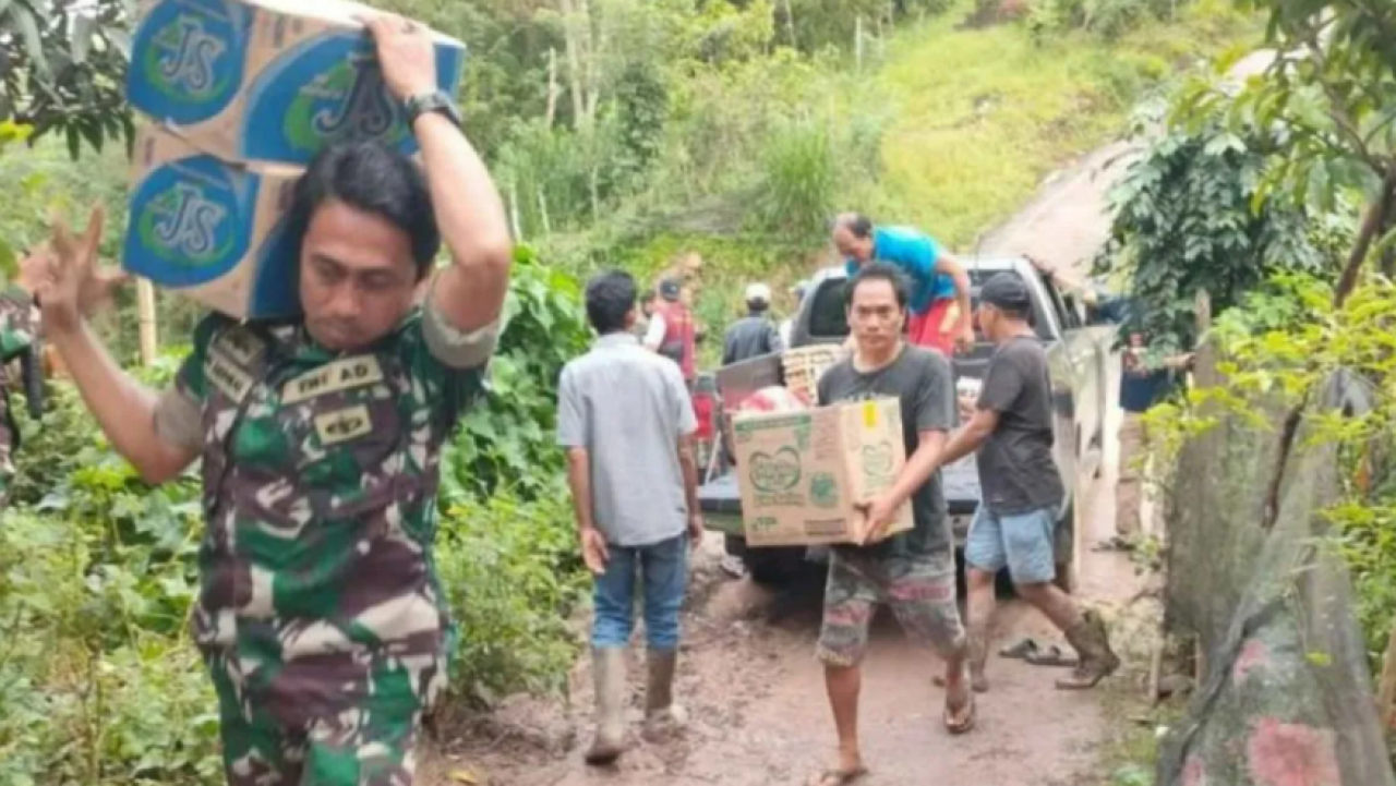 Kodim Enrekang mendistribusikan bantuan logistik ke daerah terpencil