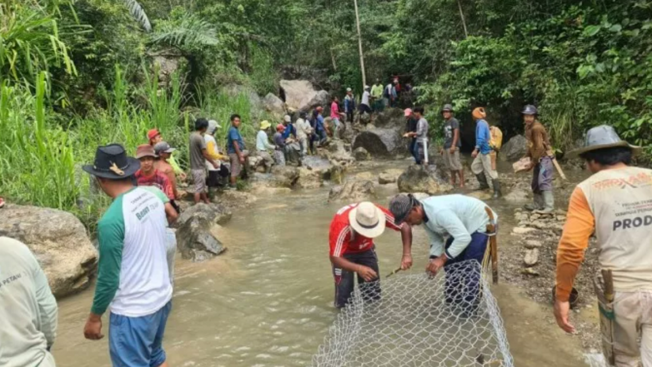 Gotong Royong Masyarakat Dusun Kampung Baru, Desa Bulo, Enrekang