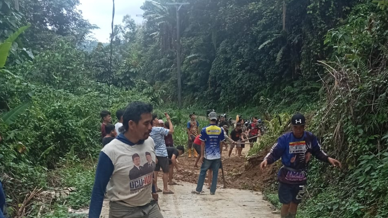 Pembersihan jalan desa