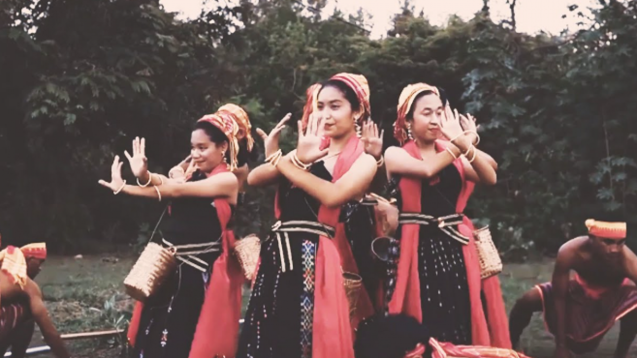 Kesenian Tradisional Ma’baru’tung / Ma’ronggeng
