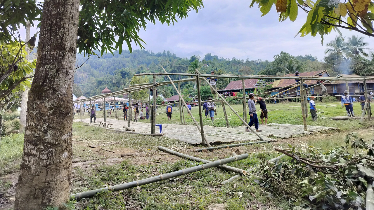 Semangat Gotong Royong Warga Parombean dalam Membangun Sarapu Menjelang Reuni Akbar Keluarga