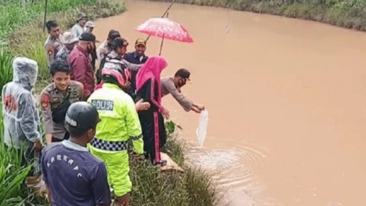 Polres Enrekang Bantu Masyarakat Tallung Ura Bibit Ikan