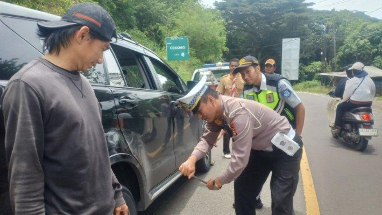 Satlantas Polres Enrekang Gerak Cepat Bantu Pemudik yang Alami Pecah Ban