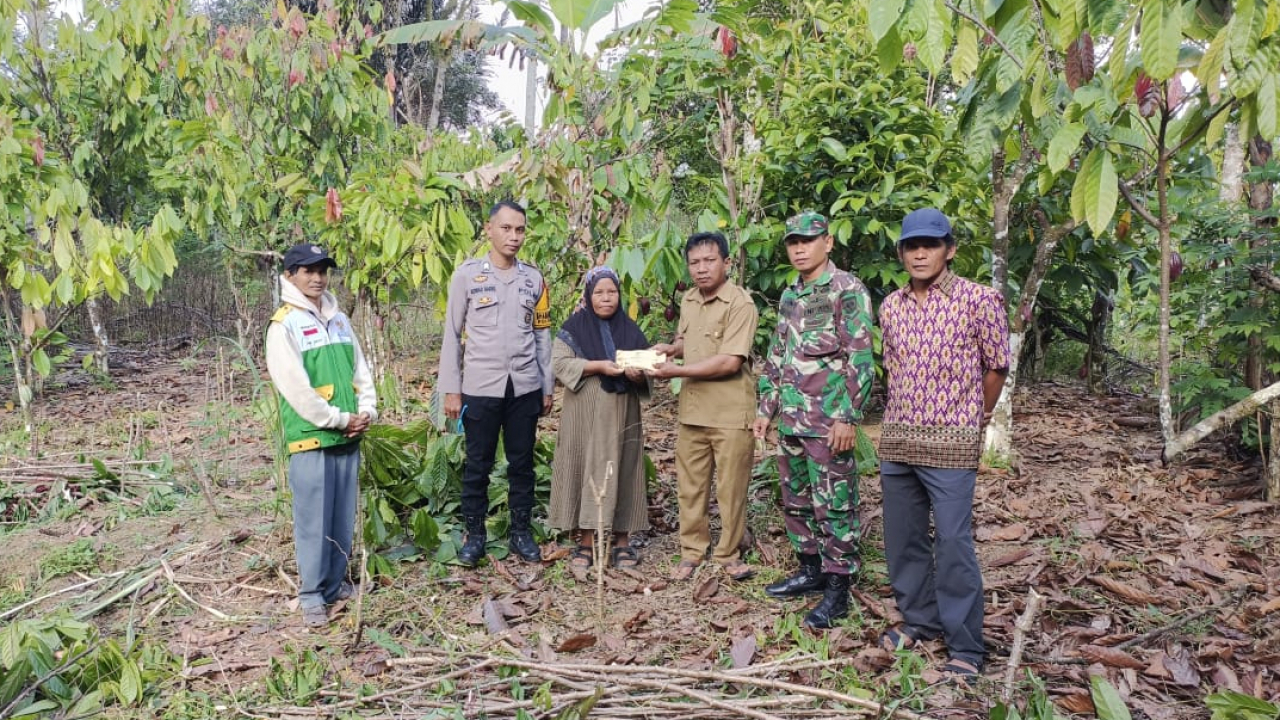 Penyerahan Bantuan Bedah Rumah