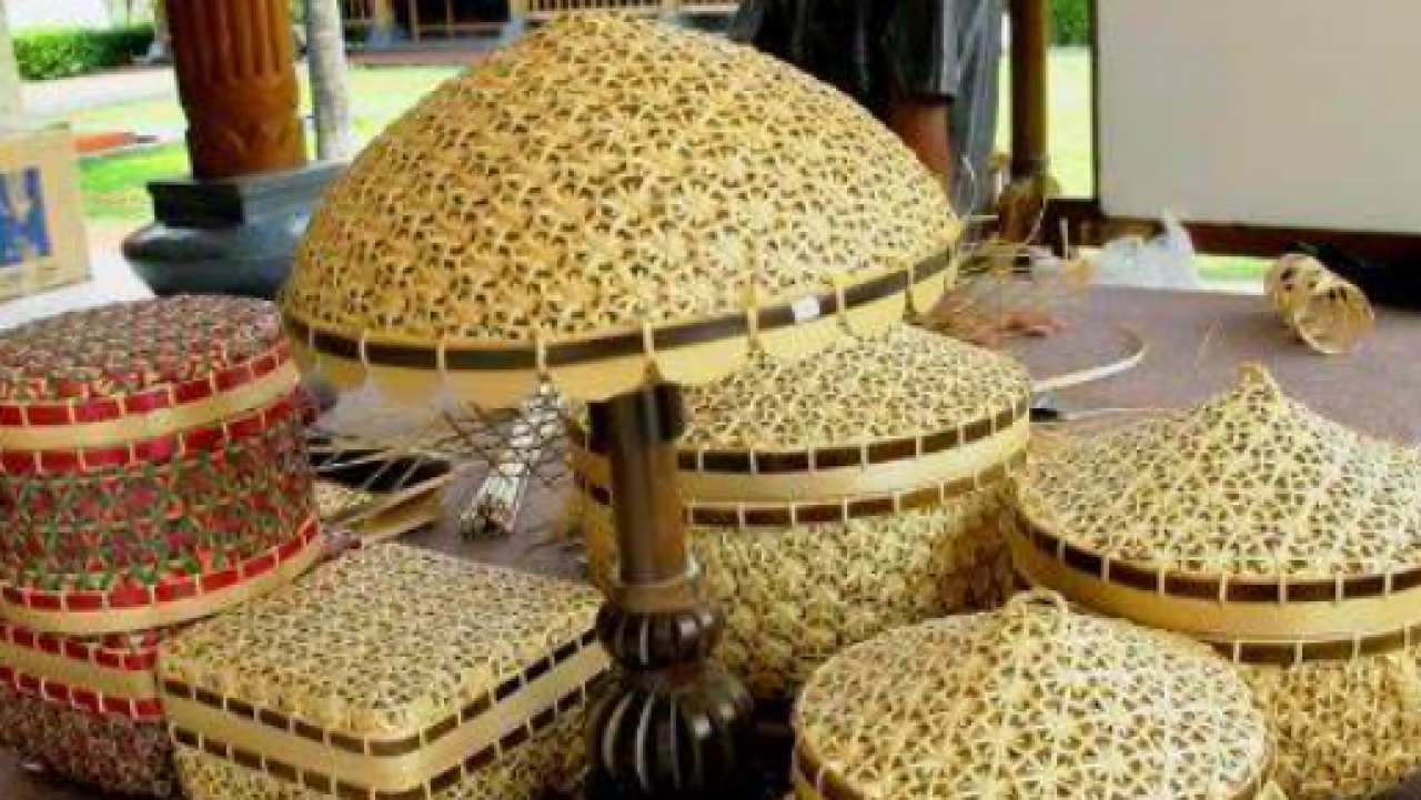 Kerajinan Bambu dan Anyaman Lokal