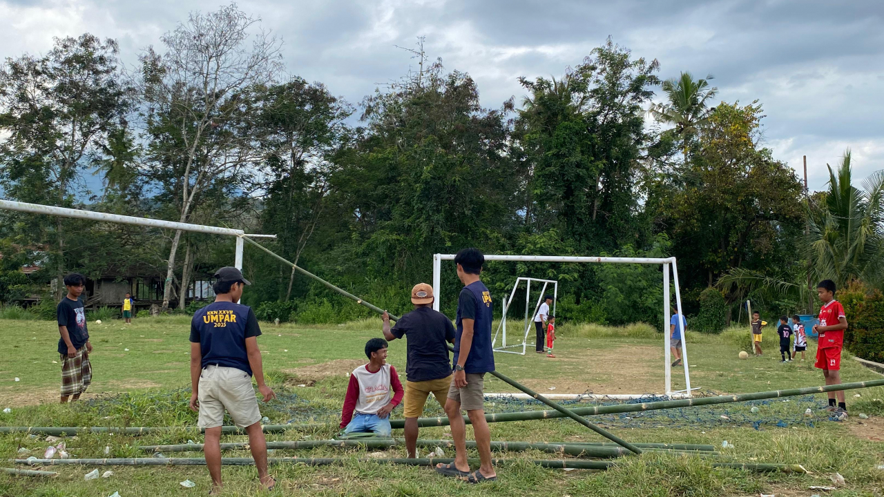 Gotong Royong Pembenahan Lapangan Desa Dulang Jelang Pesta Rakyat