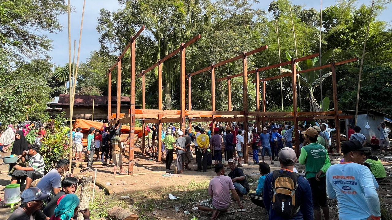 Kebersamaan Warga Desa Dulang dalam Pembangunan Rumah