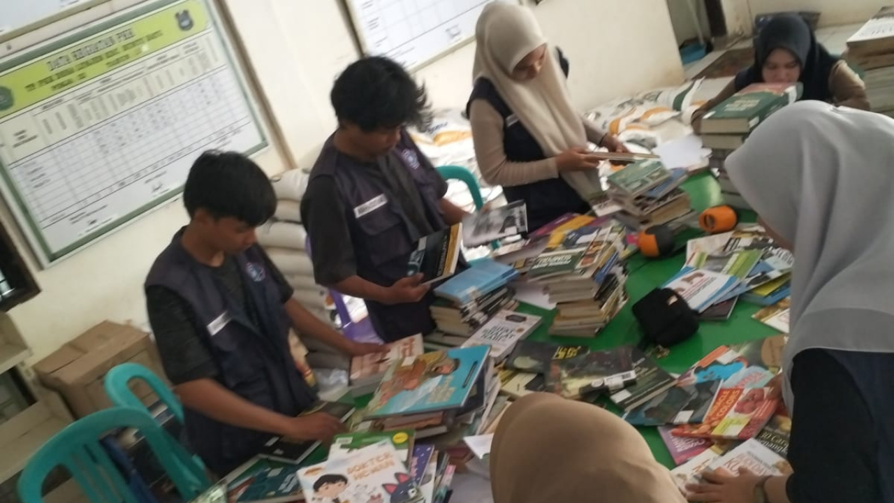 Gerakan Literasi Desa: Kolaborasi Klasifikasi Buku Perpustakaan Desa Lunjen