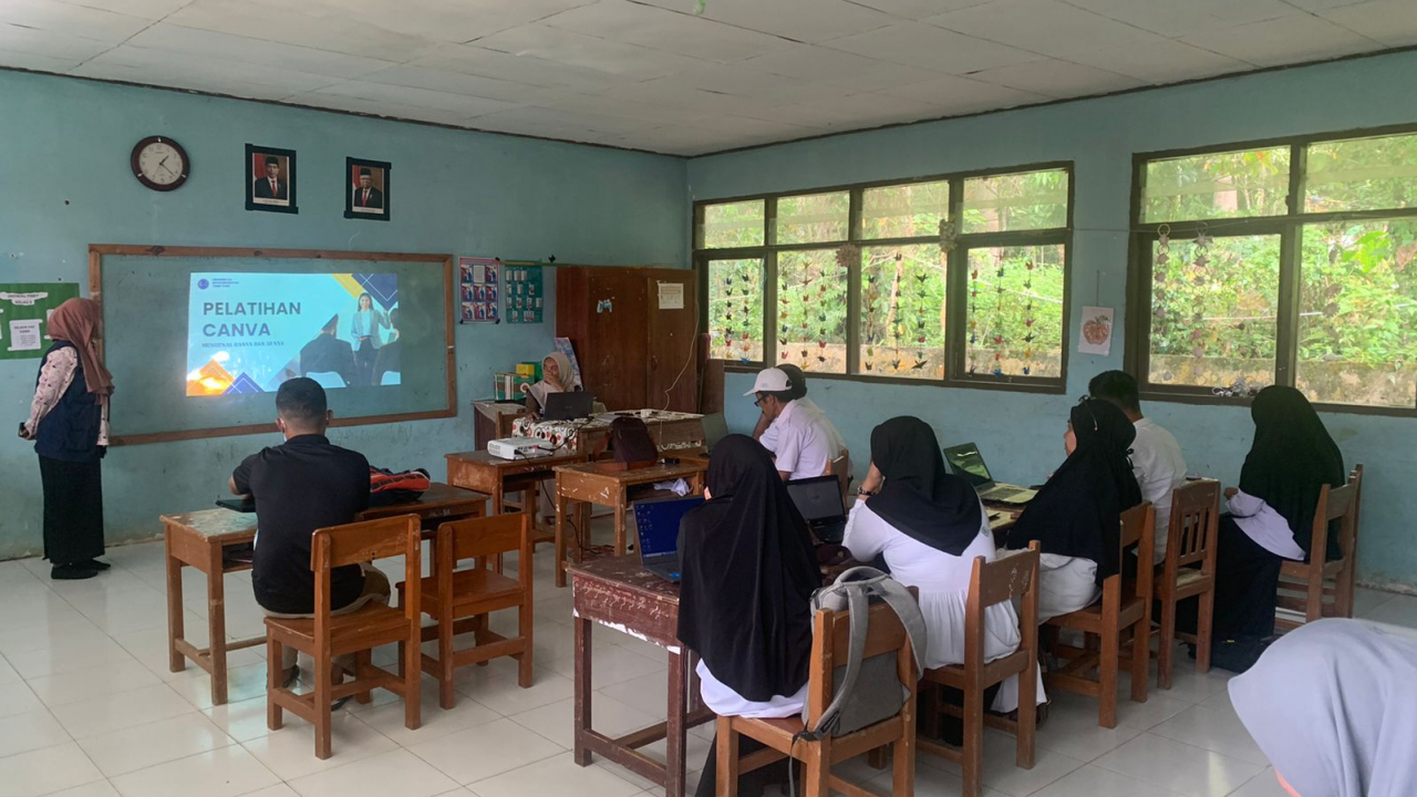 Pelatihan media pembelajaran canva untuk guru  SDN kecil madata
