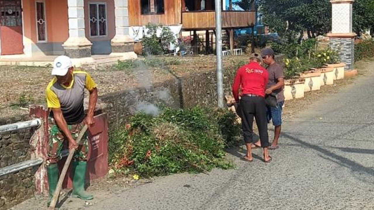 Warga Desa Malela Luwu Gelar Kerja Bakti Bersihkan Lingkungan