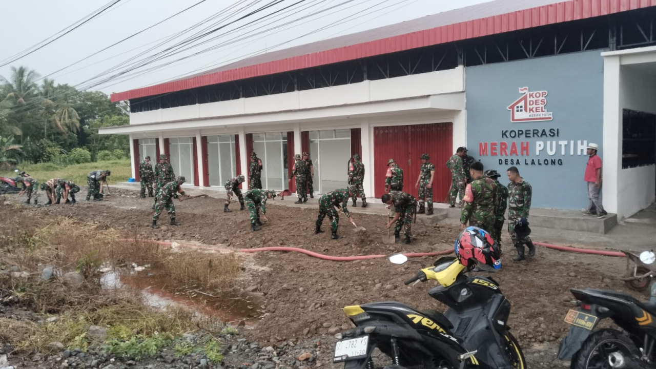 Gotong Royong: TNI Bersih Gedung Koperasi Desa Lalong