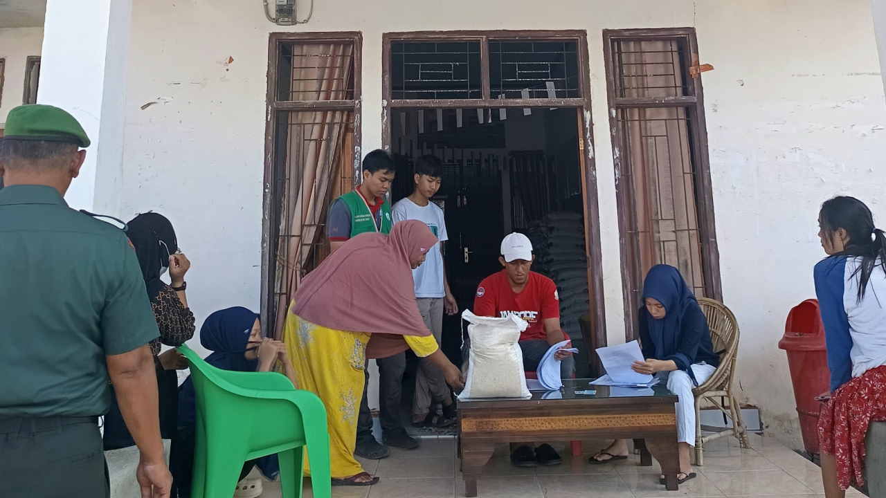 Penyaluran Bantuan Beras di Desa Harapan