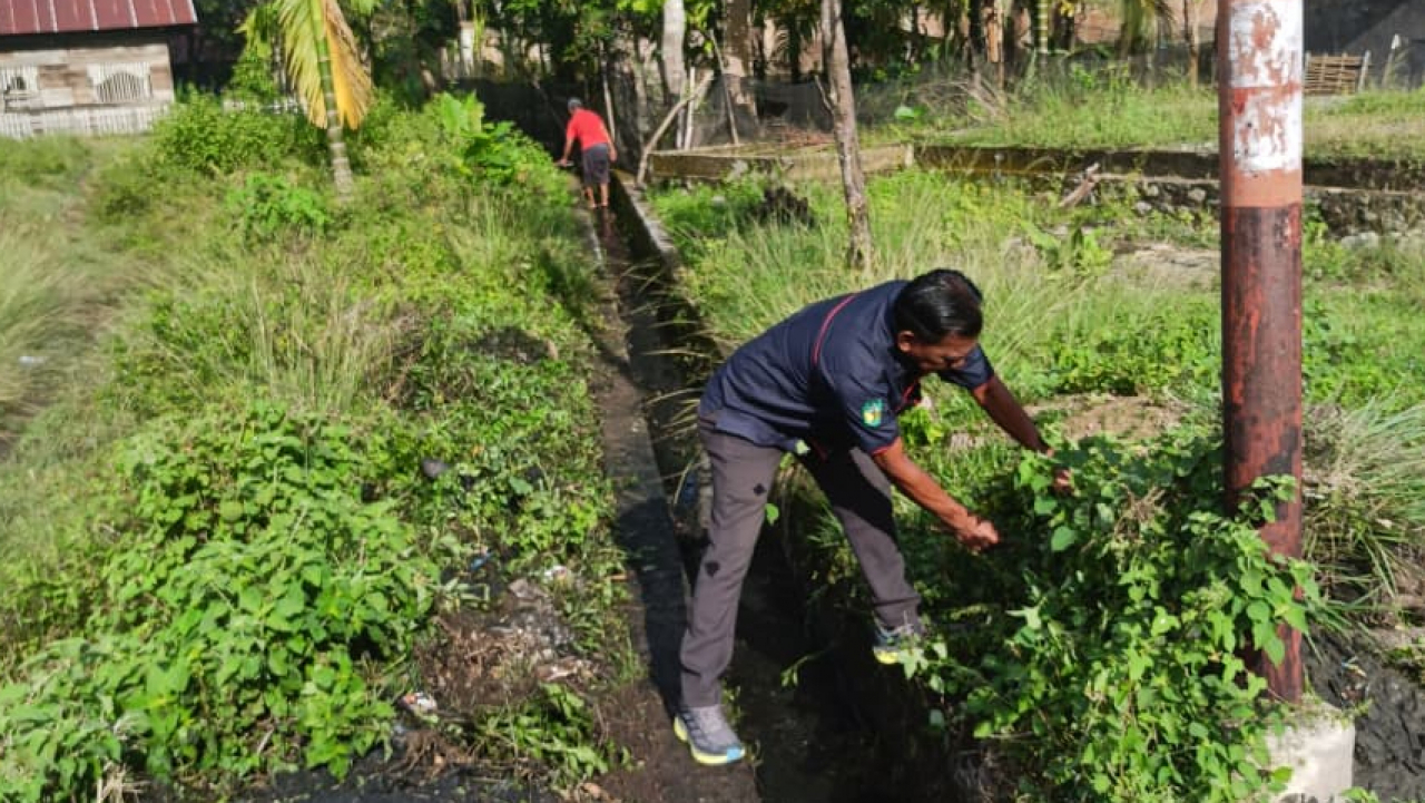 Gotong Royong: Desa Raja Bersih Sehat dan Memukau