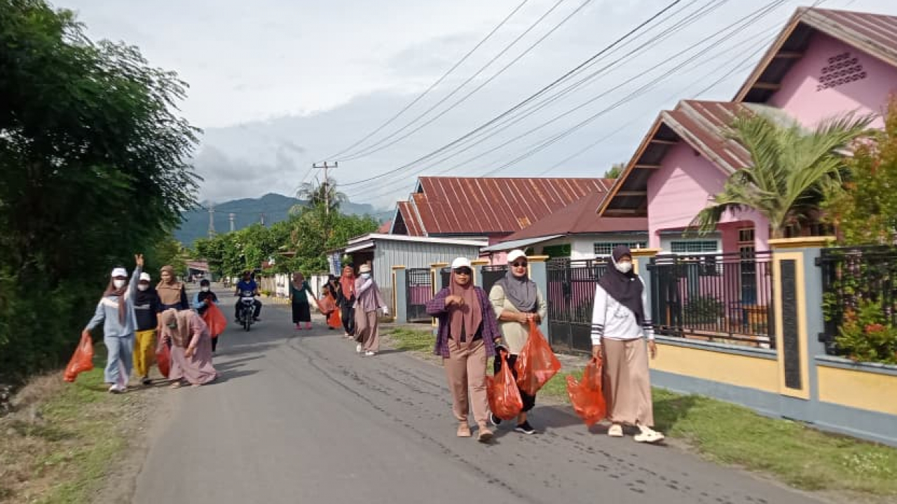 Gotong Royong: Desa Raja Bersih dan Sehat