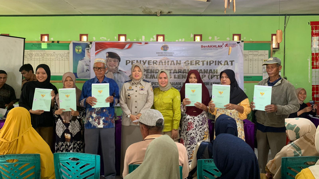 Penyerahan Sertifikat Pendaftaran Tanah Sistematis Lengkap (PTSL) Di desa Padang Kalua Kecamatan Bua.