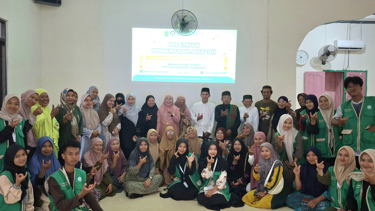 Mahasiswa KKN UIN Palopo melaksanakan program pelatihan pengurusan jenazah bersama warga desa To'Pongo