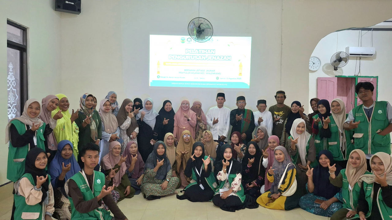 Mahasiswa KKN UIN Palopo melakukan program pelatihan pengurusan jenazah bersama warga desa To'Pongo