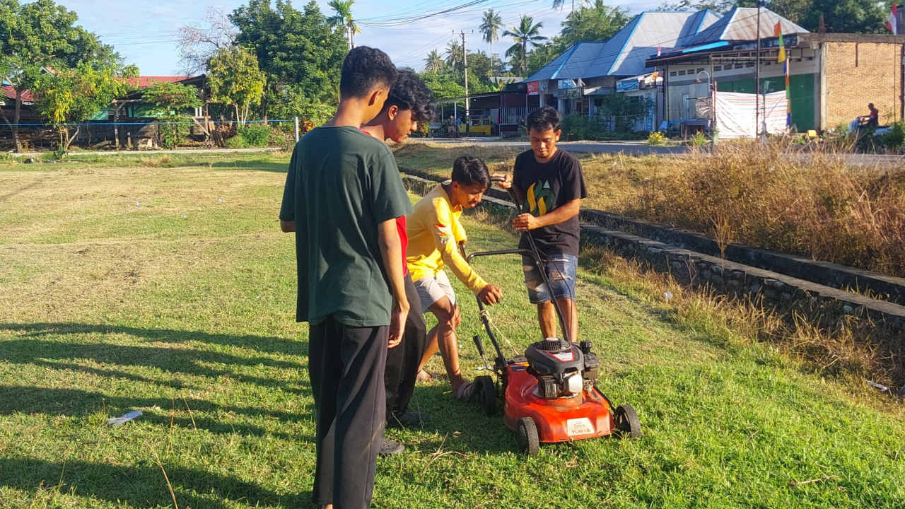 Perangkat Desa memberikan arahan kepada  Pemuda dan Mahasiswa UIN Palopo,  bekerja sama untuk membersihkan lapangan desa To'pongo dalam rangka menyambut perayaan 17 agustus