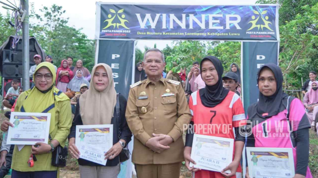 Pertandingan Voli Syukuran Panen, Bupati Luwu Beri Hadiah Tim Benteng Desa La’loa sebagai juara satu