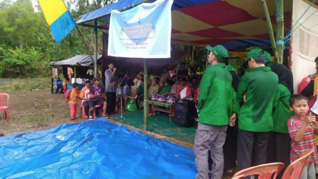 Di bawah Guyuran Hujan, KKN UIN Alauddin Makassar Tetap Gelar Pembukaan Porseni Di Desa La’loa