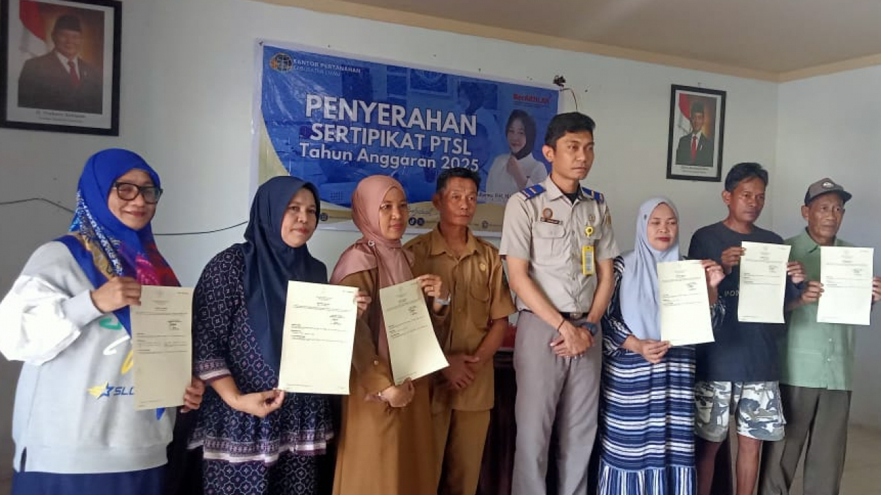 PENYERAHAN SERTIFIKAT PENDAFTARAN TANAH SISTEMATIS LENGKAP (PTSL) TAHUN ANGGARAN 2025, DESA TABAH, KECAMATAN WALENRANG TIMUR, KABUPATEN LUWU