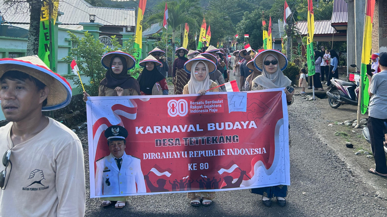 Potret Kehidupan Damai dan Subur Desa Tettekang dalam Karnaval Budaya Bajo Barat