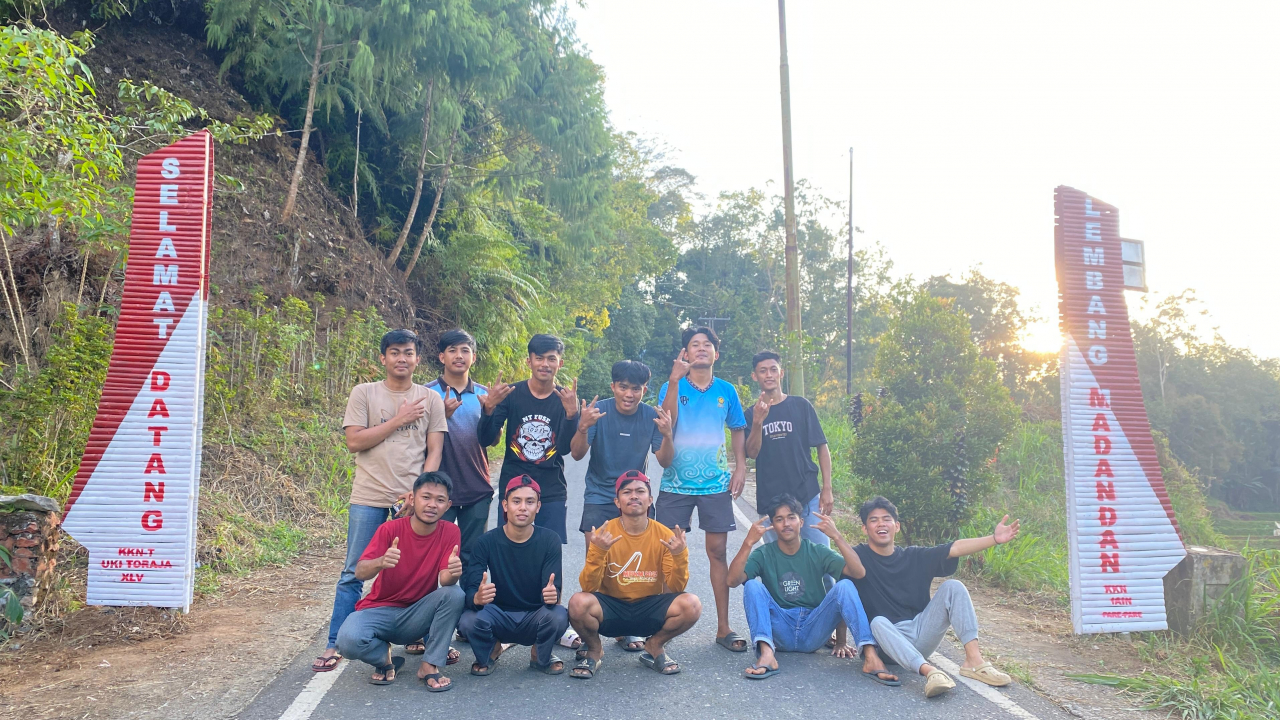 Mahasiswa KKN IAIN Parepare dan UKI Tana Toraja Bangun Baruga di Perbatasan, Simbol Persatuan