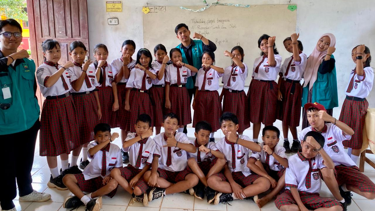 Senyum Mereka Mencairkan Segalanya