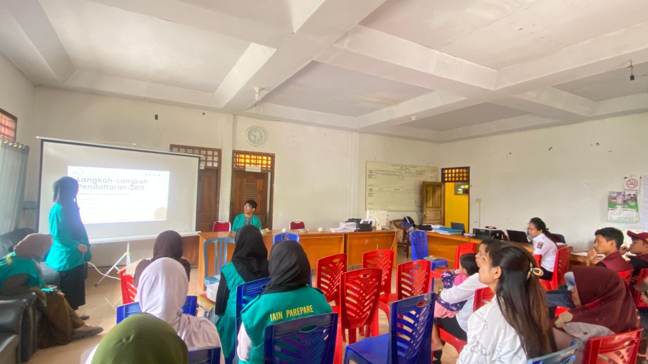 KKN IAIN Parepare Gelar Seminar QRIS dan Sertifikasi Halal di Lembang Madandan, Pelaku UMKM dan Masyarakat Antusias Hadir