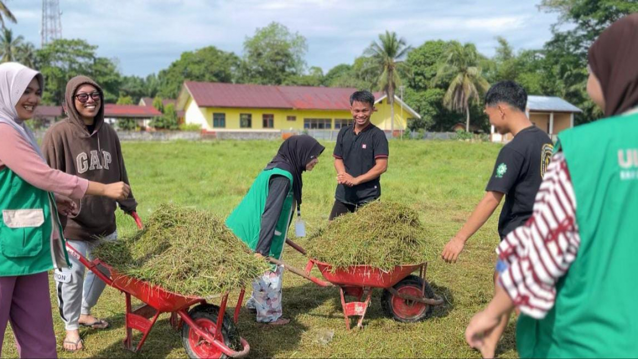 Pemuda dan Mahasiswa KKN UIN Palopo bersatu Gelar Bakti Sosial di Desa Rampoang