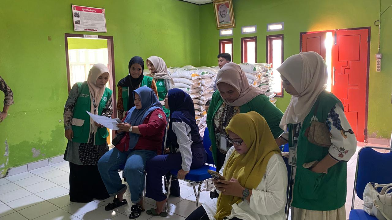 Mahasiswa KKN UIN Palopo Melakukan Pendampingan Pengisian Fitur DIGIDES