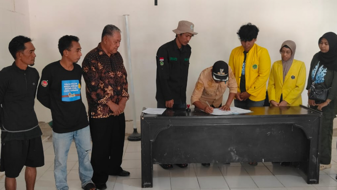 Penandatanganan MOU koserfasi Terumbu Karang Kepala Desa Munte Dengan Himpunan Mahasiswa Sains Biologi  Universitas Cokroaminoto Palopo Tahun 2025