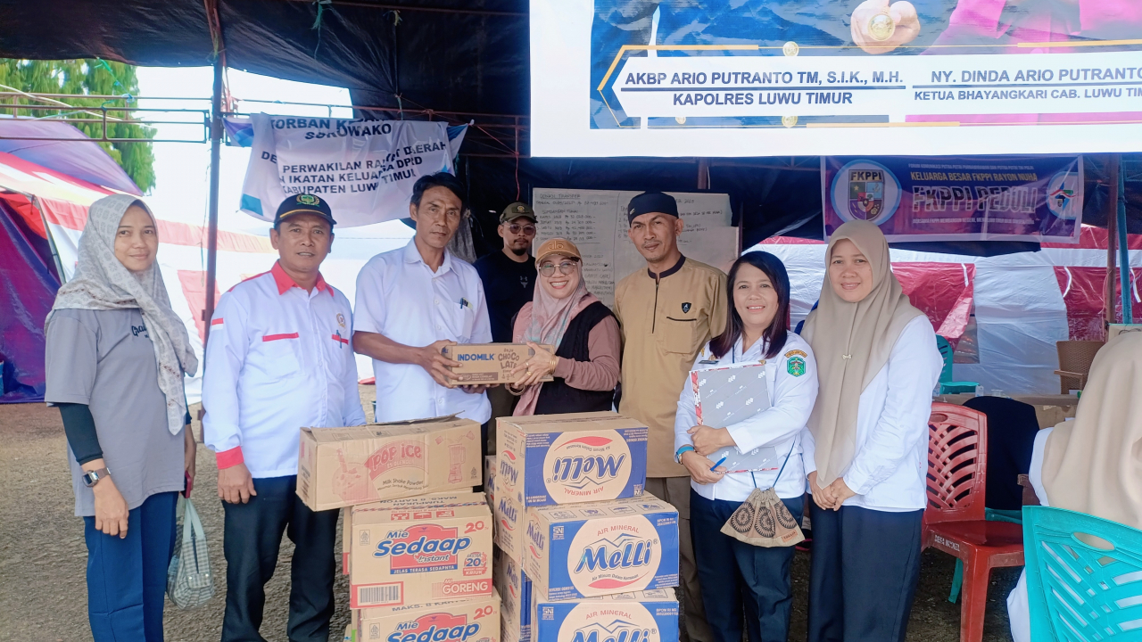 Kepala Desa & Ketua BPD Solo Kunjungi Posko Korban Kebakaran di Sorowako, Serahkan Bantuan