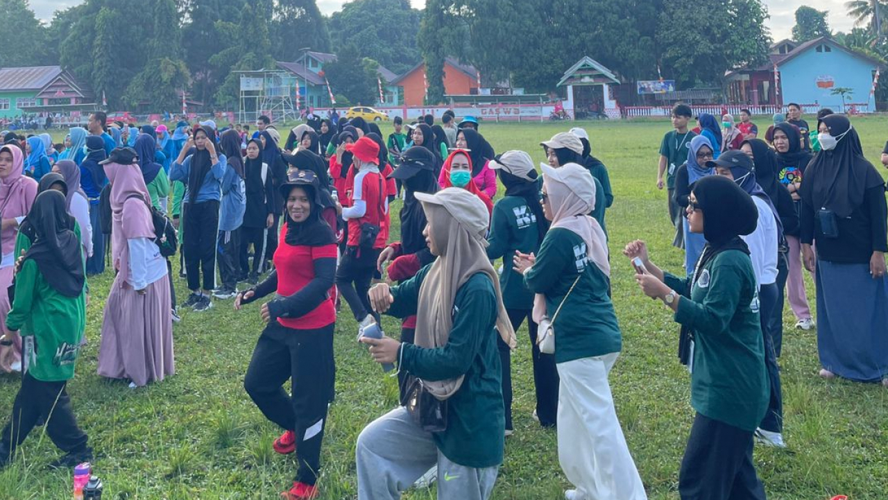 Jalan Santai Meriahkan HUT RI ke-80 di Kecamatan Wotu