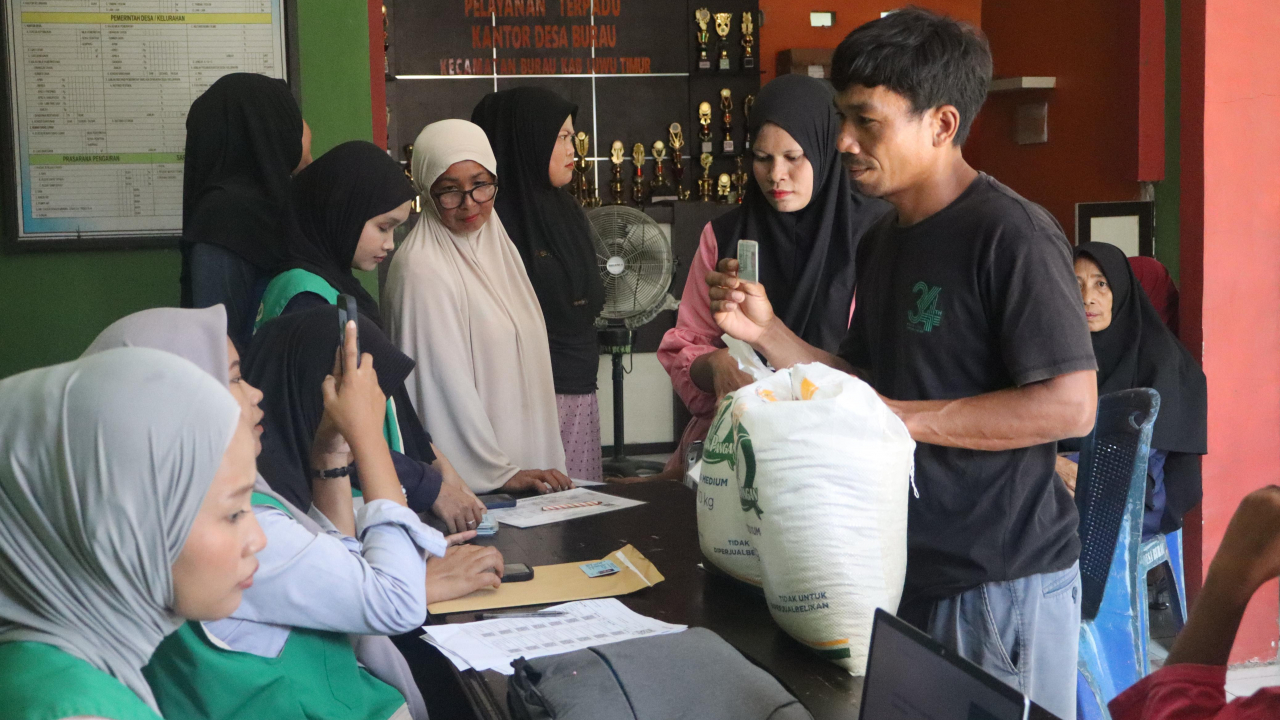Kontribusi Mahasiswa KKN UIN Palopo dalam Penyaluran Bantuan Sosial (BANSOS) di Kantor Desa Burau