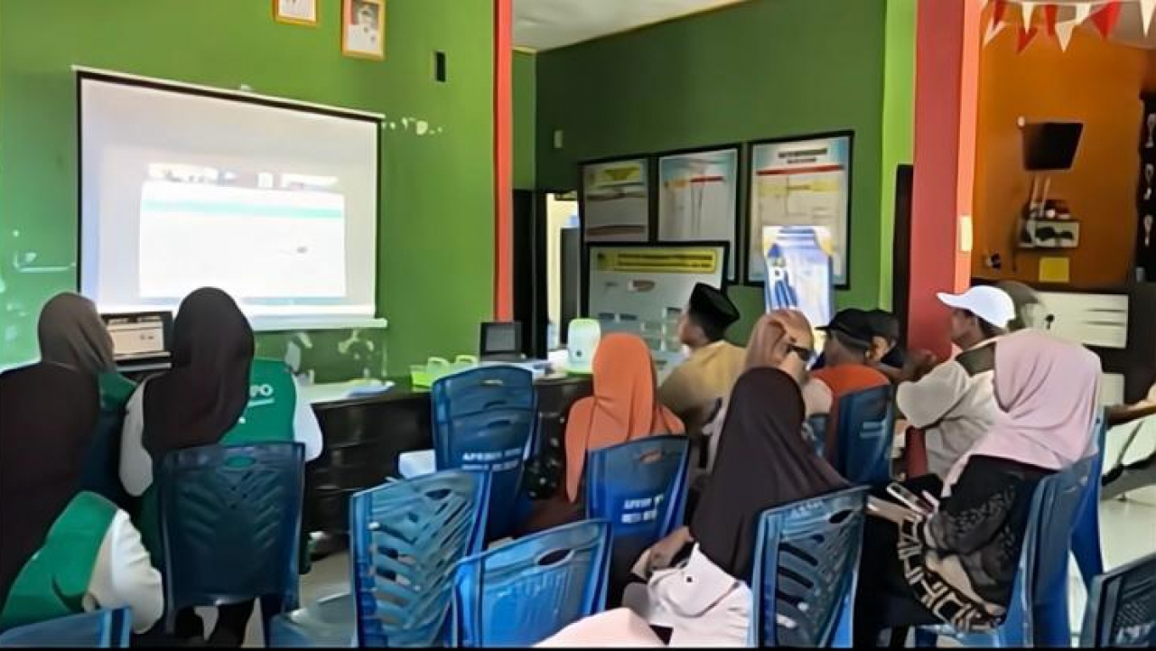 Peningkatan Kompetensi Aparat Desa Burau melalui Pelatihan Aplikasi Digides