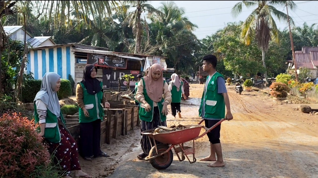 Gotong Royong Pasca Banjir di Desa Lagego