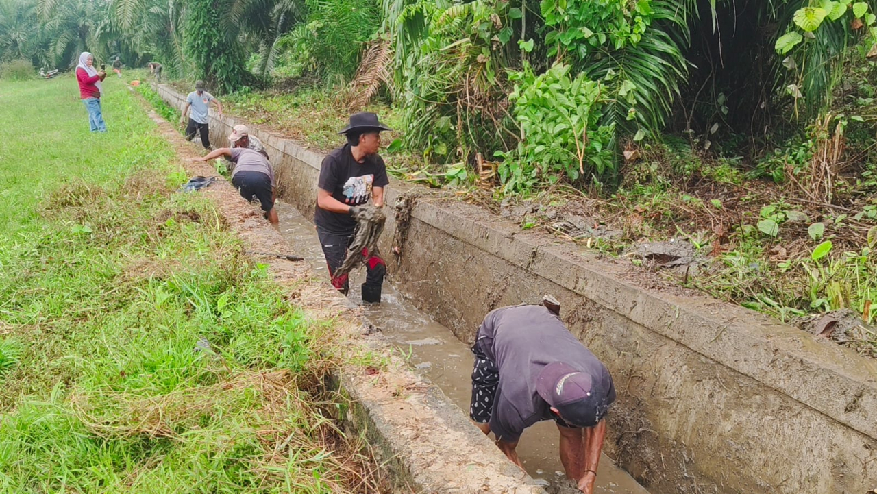 Dukung Program “Jumat Bersih Juara” Pemdes dan Warga Lagego Kolaborasi Giatkan Bersih Lingkungan