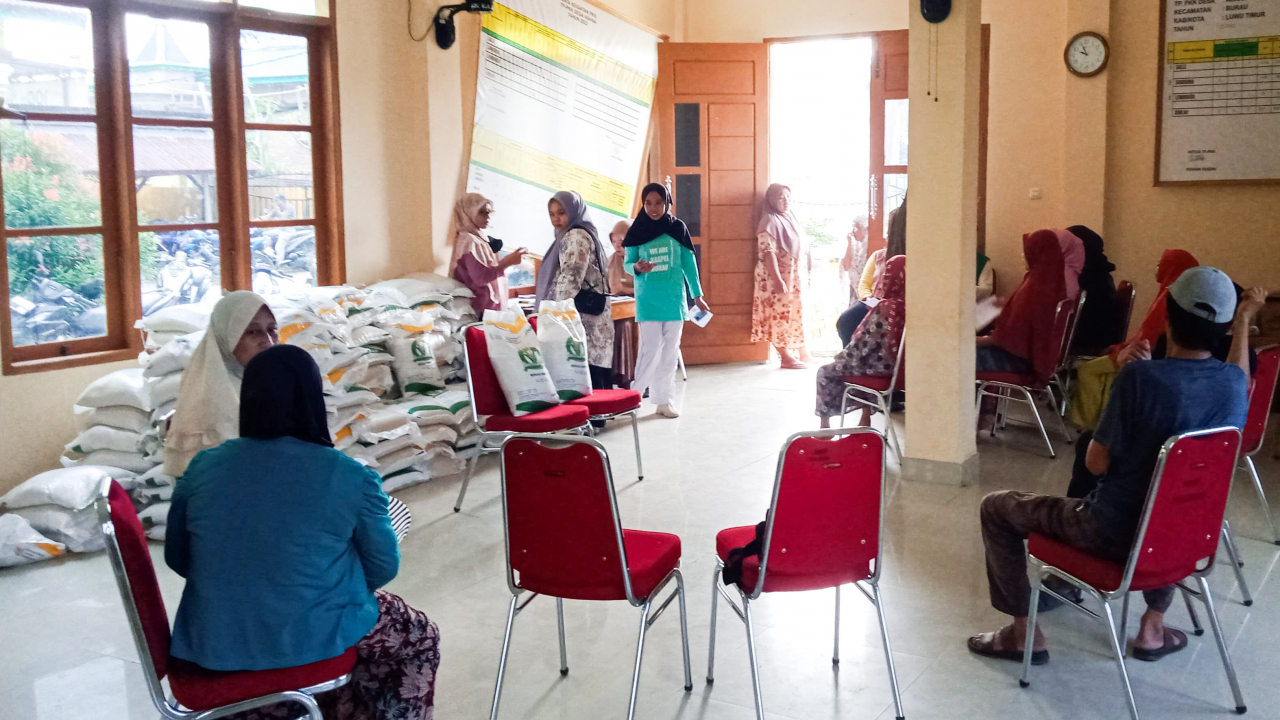 Penyaluran Bantuan Beras di Desa Asana
