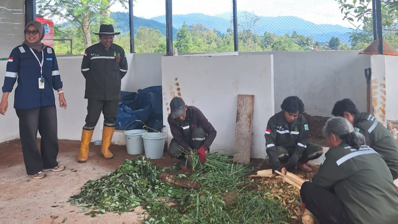 PELATIHAN PEMBUATAN PUPUK OLEH PT.VALE DI PERKEBUNAN NENAS