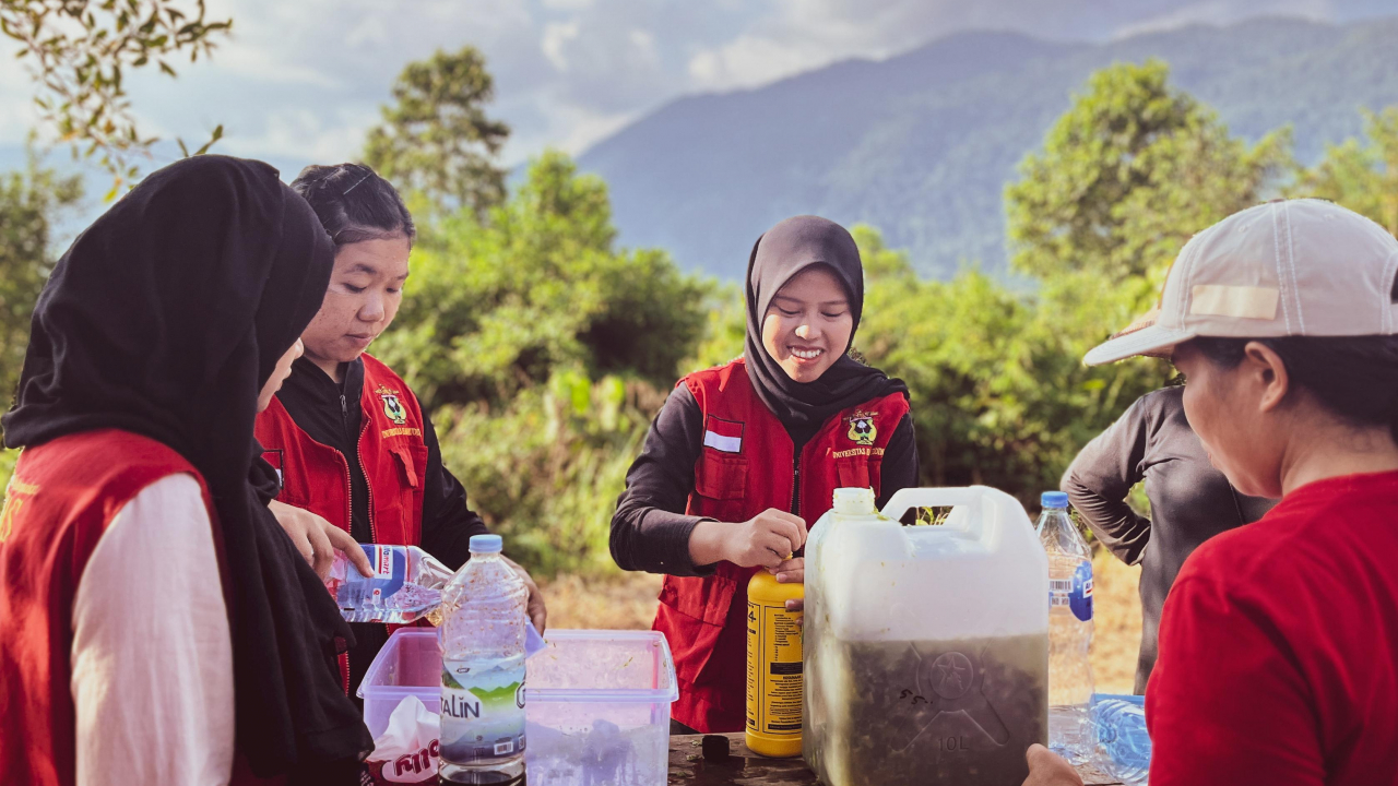 Mahasiswa KKN Tematik 114 Unhas Desa Tabarano Sosialisasikan Pembuatan Pestisida Nabati dari Ekstrak Mahkota Buah Nanas sebagai Alternatif Ramah Lingkungan