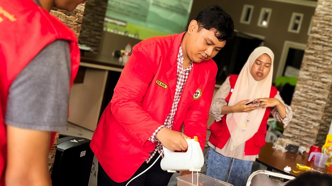 DEMONSTRASI PEMBUATAN SABUN NANAS DILAKUKAN MAHASISWA KKN-T 114 UNHAS UNTUK MENDIVERSIFIKASI PRODUK OLAHAN DARI BUAH NANAS
