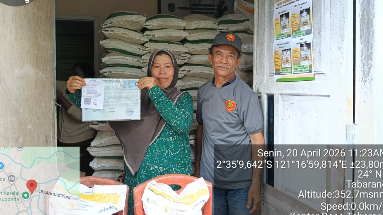 DOKUMENTASI PENERIMAAN BERAS DAN MINYAK DI KANTOR DESA TABARANO